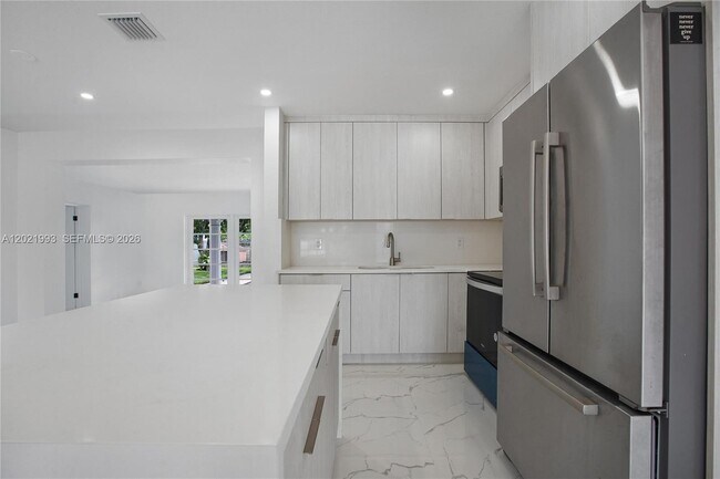 Building Photo - 630 W 72nd Pl