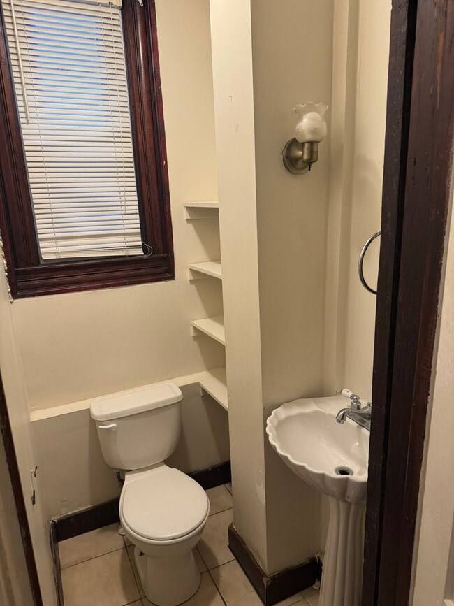 Building Photo - 4 bedroom, 1 bath, half double