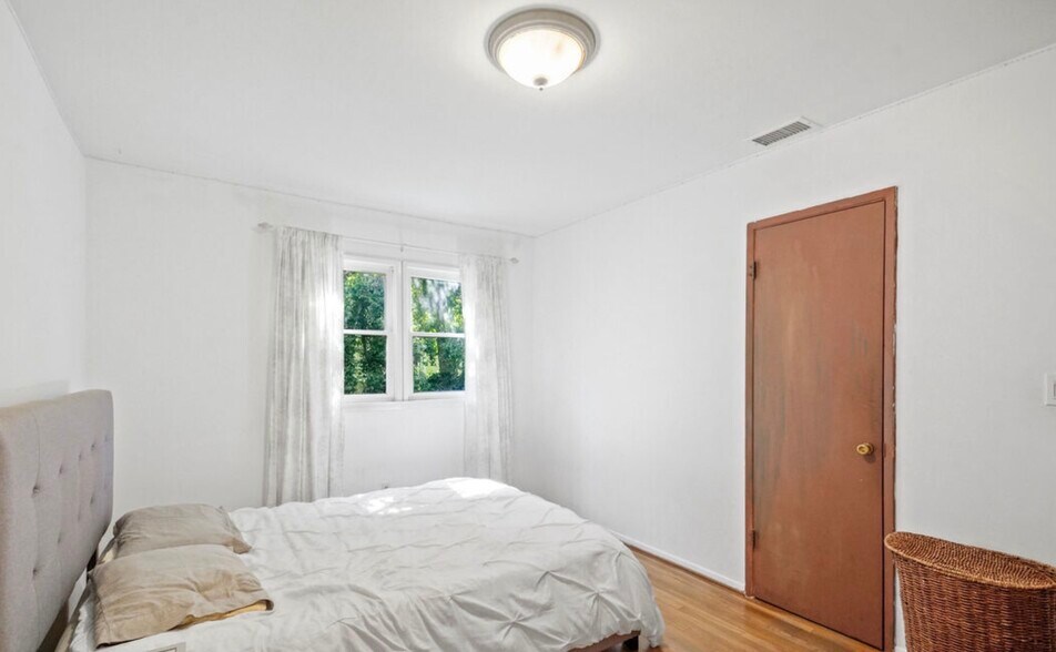 Building Photo - 22712 Leonora Dr