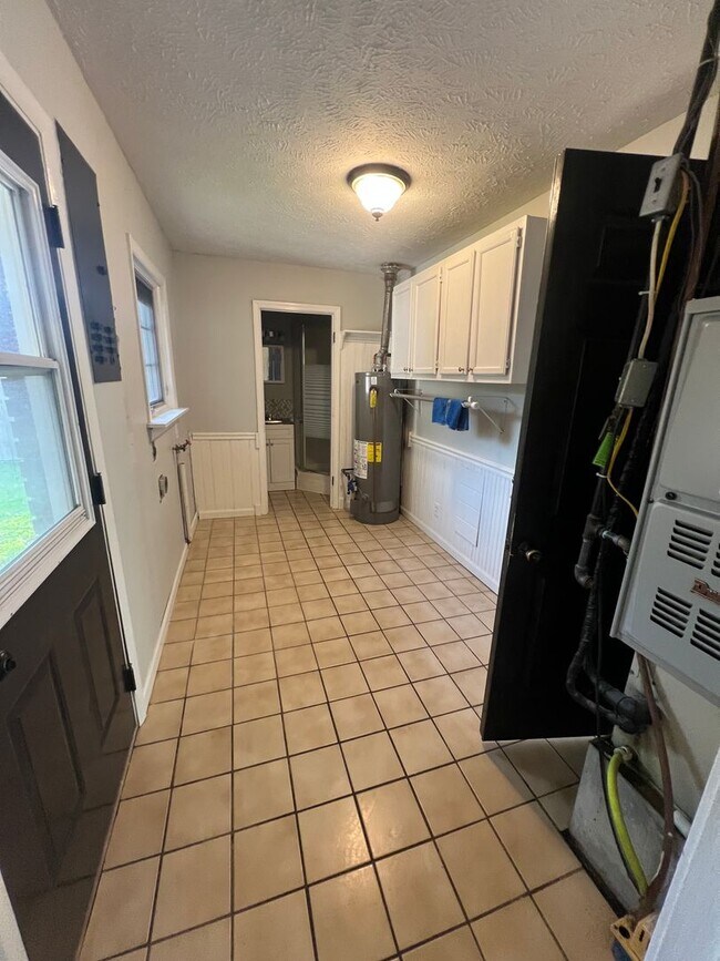 Building Photo - Move in Ready! $1,000 security deposit Pay...