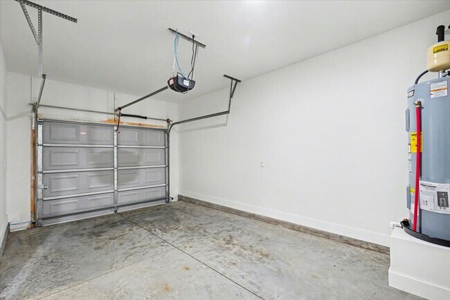 Building Photo - Like New 3 Bed, 2.5 Bath End Unit Townhome in Richmond Hill