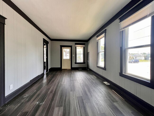Building Photo - 2 Bedroom House