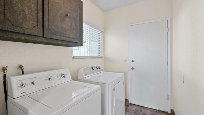 Building Photo - 1623 Oneel Dr