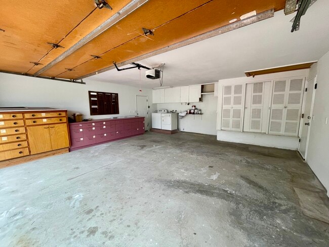 Garage - 12800 Avenida Alta Loma