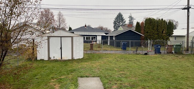 Building Photo - Spacious 5 Bedroom Home