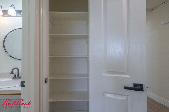 Building Photo - Small Dog Friendly! 3 Bedroom Single-Level...
