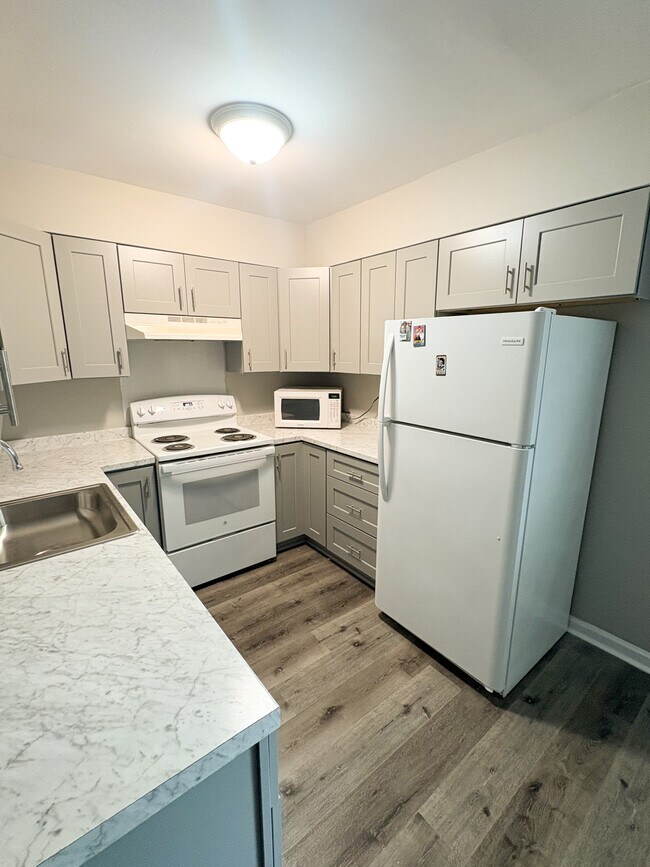 Building Photo - 1100 Skyland Dr