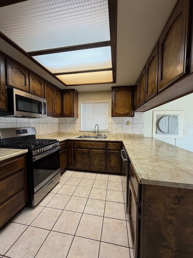 Building Photo - 3 Bedroom 2 Bathroom House with 2 Car Garage Located in Lenwood