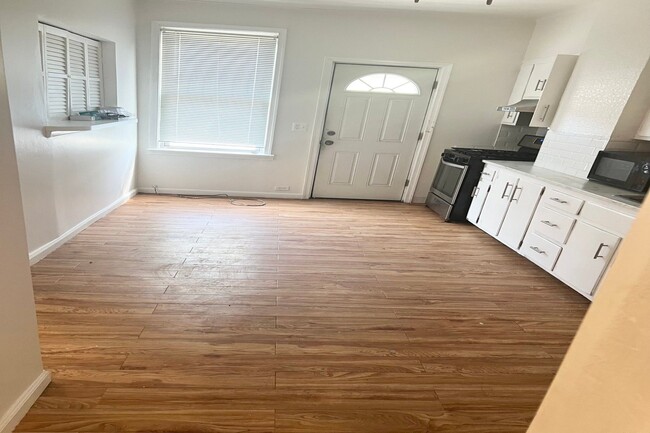 Primary Photo - 293 Armstrong Ave