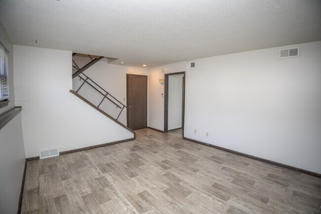 Building Photo - 493-495 Perrey Dr