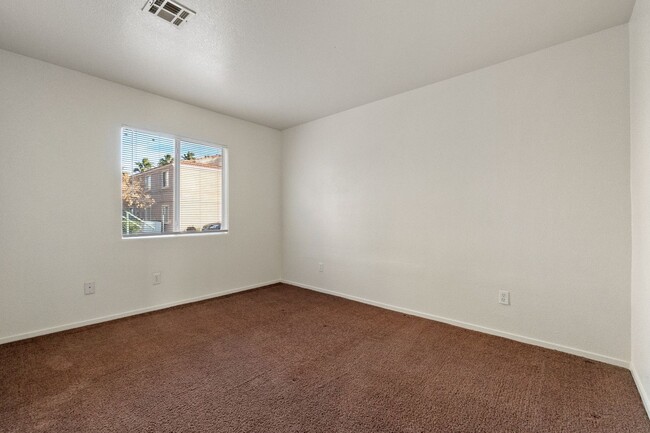 Building Photo - Bright & Open 2 Bed, 2 Bath Condo in Las V...