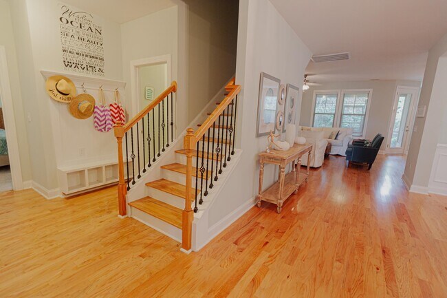 Building Photo - 2402 Via Palma Dr
