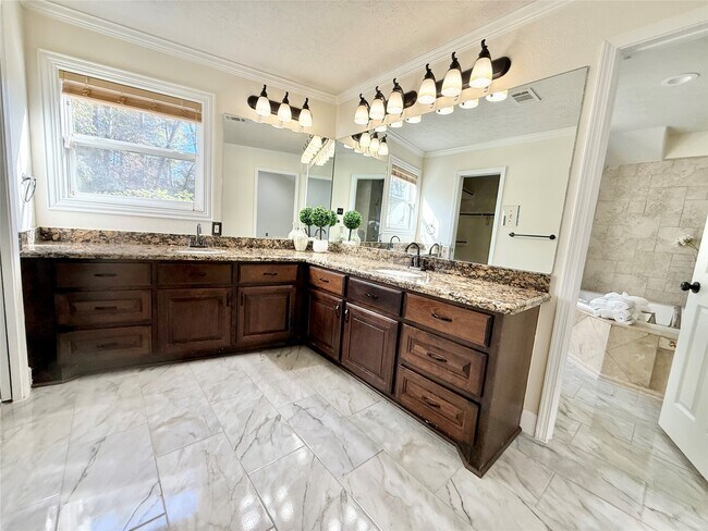 Building Photo - 2502 Lake Gardens Ct