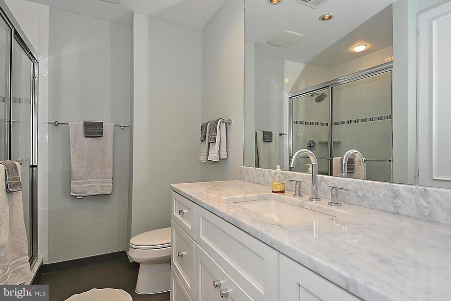 Building Photo - 1127 Fairview Ct