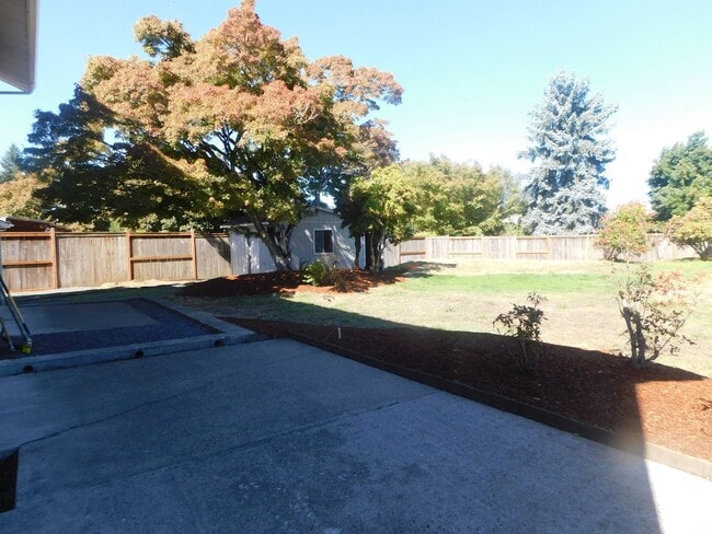 Building Photo - Beautiful 4 Bedroom, 2.5 Bathroom Home in ...