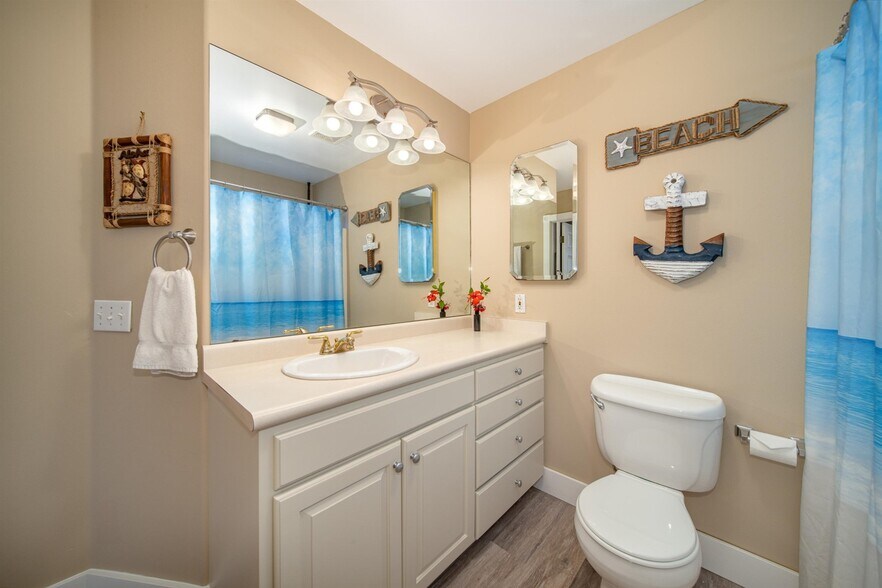 large bathroom with tub - 30 Kaikane Pl