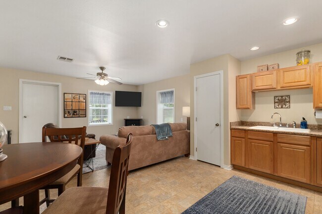 Building Photo - 1072 Papenberg Rd