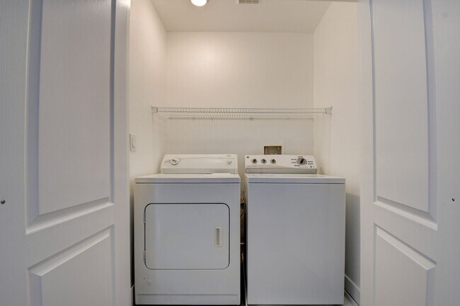 Building Photo - Gorgeous 3 bedroom 2.5 bathroom Townhome c...