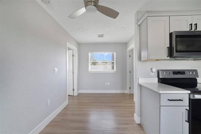 Building Photo - 4521 Edgewater Dr