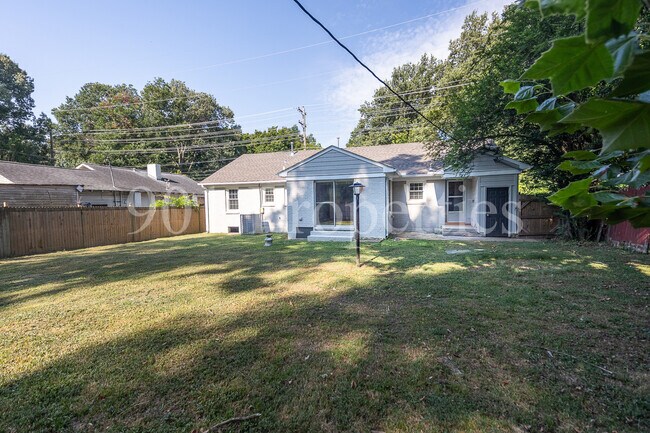 Building Photo - 680 Loeb St