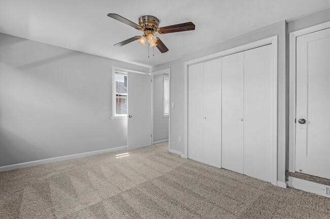 Building Photo - 2 Bed and Den