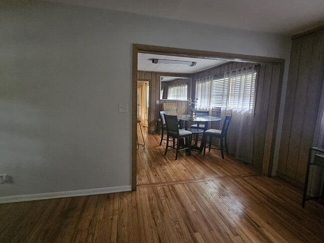 Building Photo - FURNISH, 3 Bedroom 3 Bath Brick Ranch Home