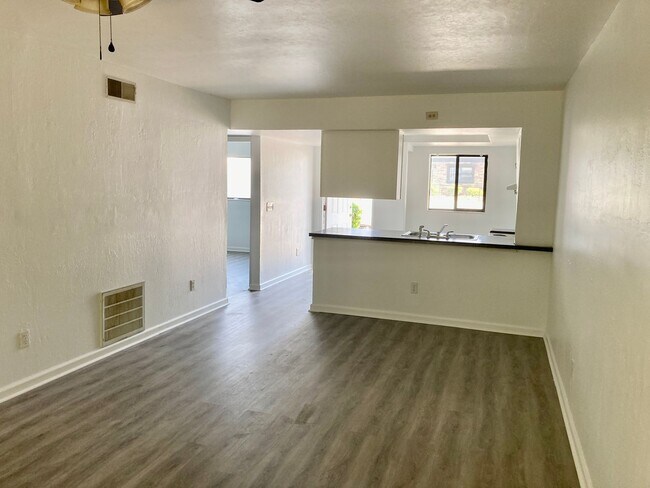 Building Photo - Centrally Located Condo