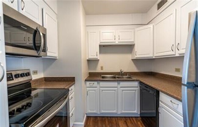 Building Photo - 419A Atkinson Dr
