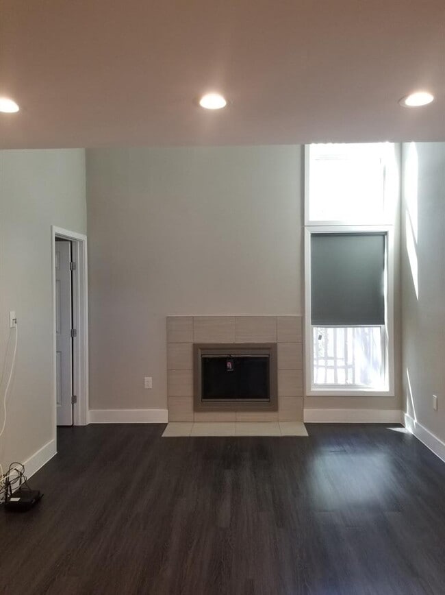 Building Photo - 935 La Posada Dr