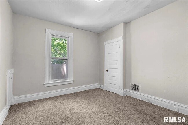 Building Photo - 1624 N 5th St