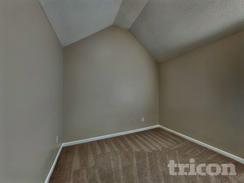 Building Photo - 2135 Mulberry Ln
