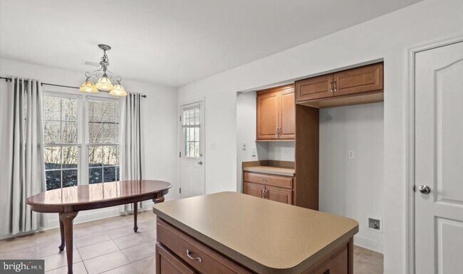 Building Photo - 10 Lenox Ct