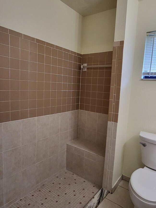 Building Photo - Spacious Rooms~Sunny~Large Yard~3Beds2Bath...