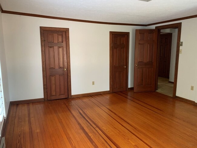 Building Photo - 2 Story Historic Home Near New London Academy