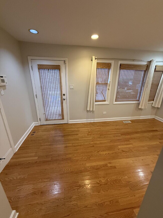 Building Photo - Ideally Located Lincoln Park Townhouse
