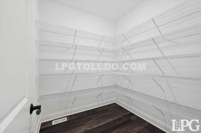 Building Photo - 1038 Stoneleigh Rd