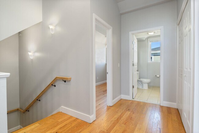 Building Photo - 303 Islington St