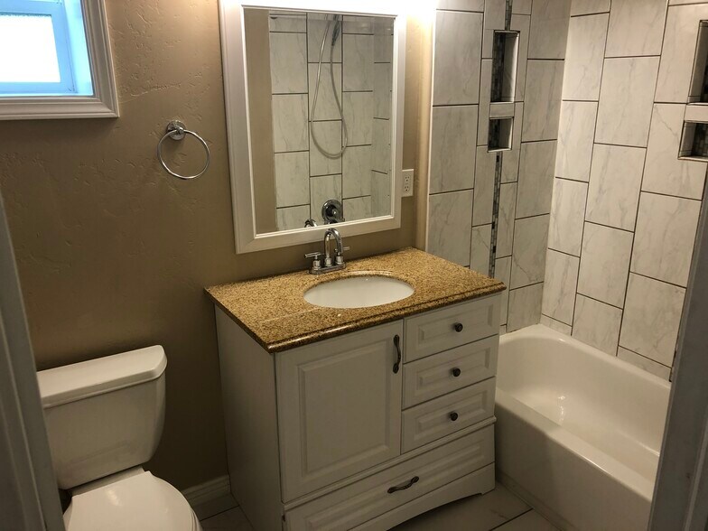 Full bathroom - 202 Farview Dr