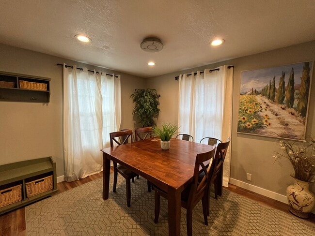 Building Photo - Move-in Ready 3 Bedroom Downtown Home