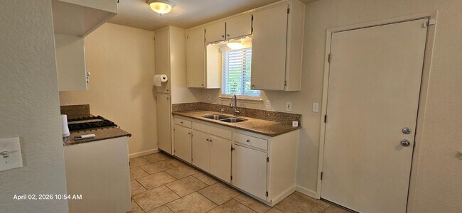 Building Photo - 3069 Thompson Ave