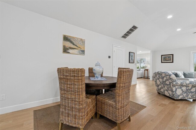 Building Photo - 4 Chestnut Ln