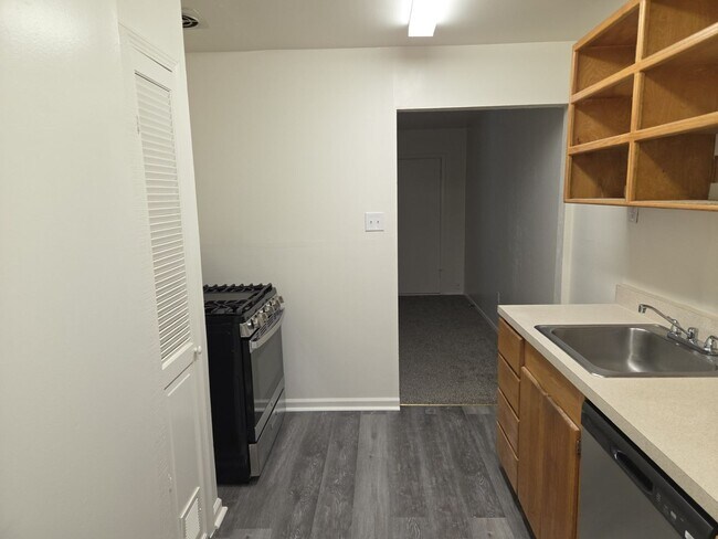 Building Photo - LO808-Sarver