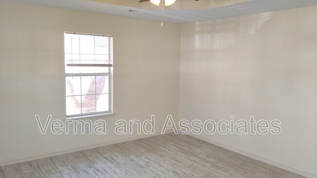 Building Photo - 44 Holly Dr