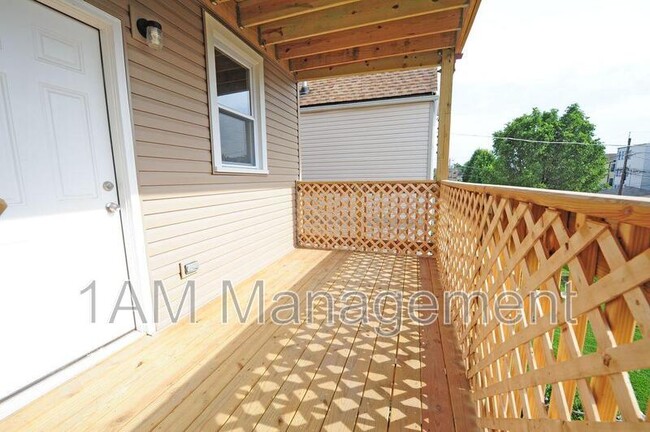 Building Photo - 3242 N Ridgeway Ave