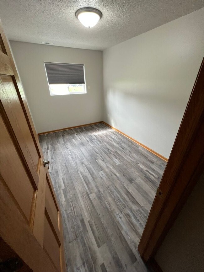 Building Photo - Garden-level 3 bedroom unit close to Sawyer Elementary