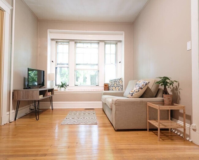 Primary Photo - 27 Barton St