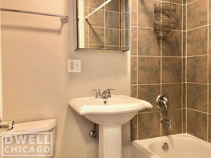 Building Photo - 521 W Belmont Ave