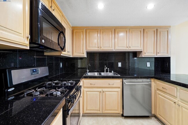 Building Photo - 5227 Riverdale Ct