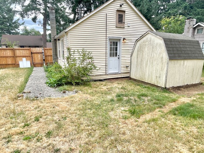 Building Photo - Powellhurst-Gilbert Remodeled Bungalow, Fe...