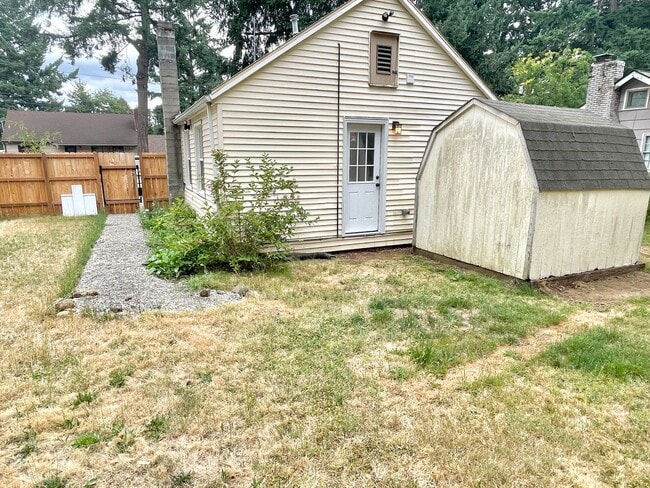 Building Photo - Powellhurst-Gilbert Remodeled Bungalow, Fenced Yard, Off-Street Parking, In-Unit Laundry